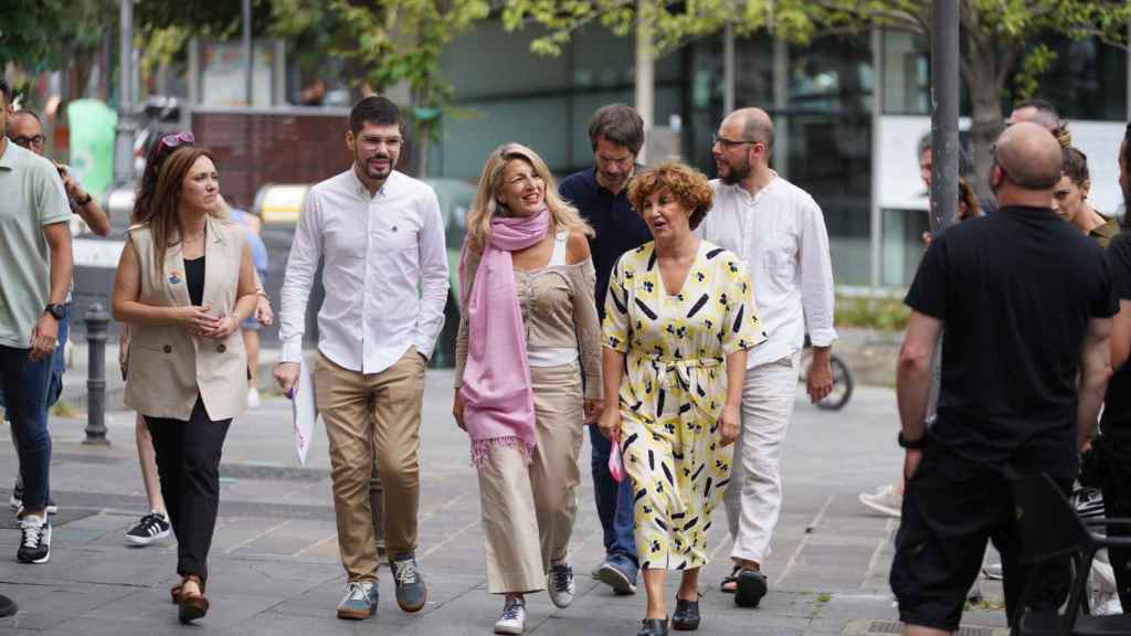 El diputado de Sumar por Bizkaia, Lander Martínez, junto a la vicepresidenta del Gobierno, Yolanda Díaz, y la secretaria general de Elkarrekin Podemos-IU, Pilar Garrido / Iñaki Berasaluce - Europa Press