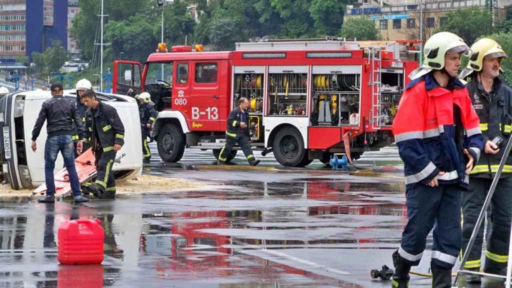 Los bomberos intervienen en un accidente