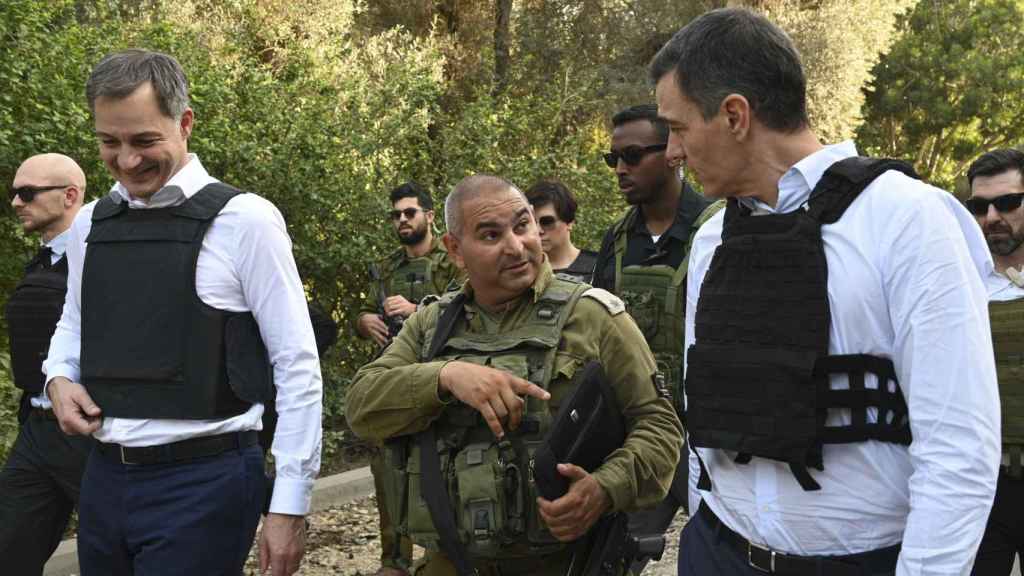 El presidente del Gobierno Pedro Sánchez (d) y el primer ministro belga, Alexander de Croo (i), escuchan a un mando militar israelí que les relata lo que ocurrió en el kibutz de Be'eri el 7 de octubre durante su visita de este jueves a Israel. EFE/ Borja Puig de la Bellacasa