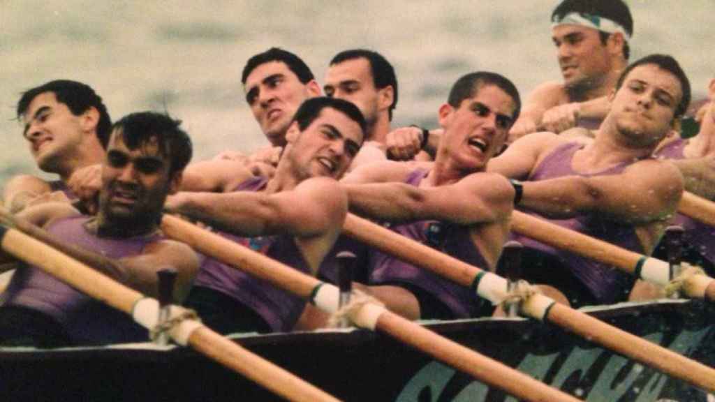 Imanol Pradales, de joven en pleno esfuerzo en una regata con La Sotera