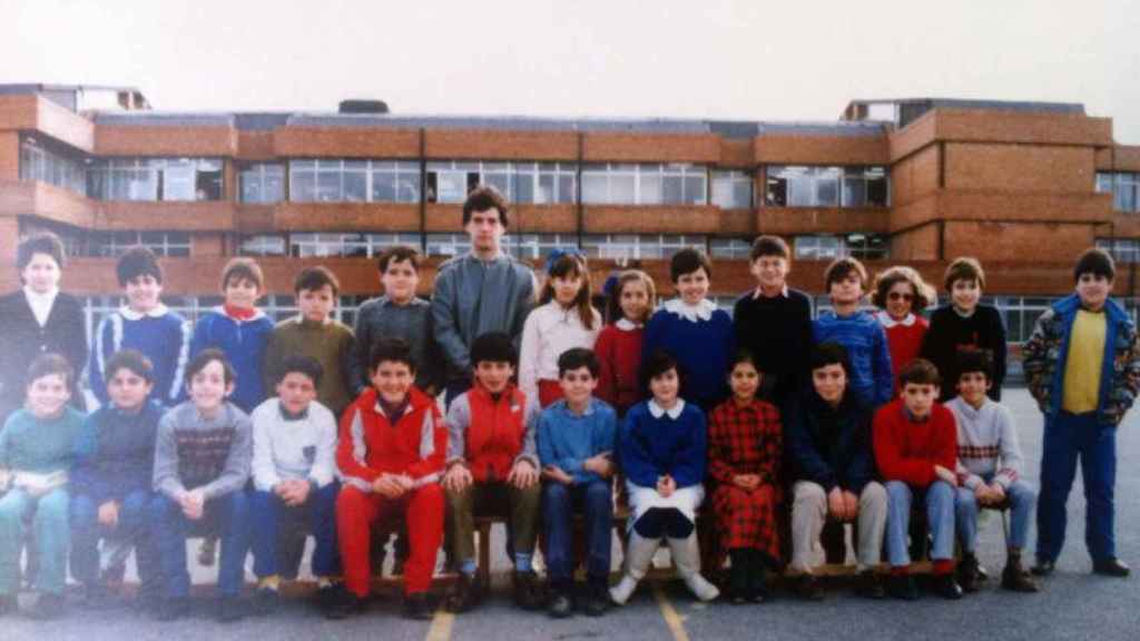 Imagen de la clase de Pradales con el profesor Urkullu en el centro.