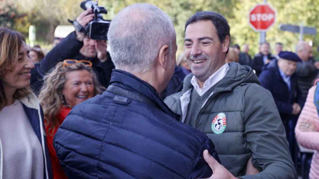 Iñigo Urkullu e Imanol Pradales se saludan este domingo.