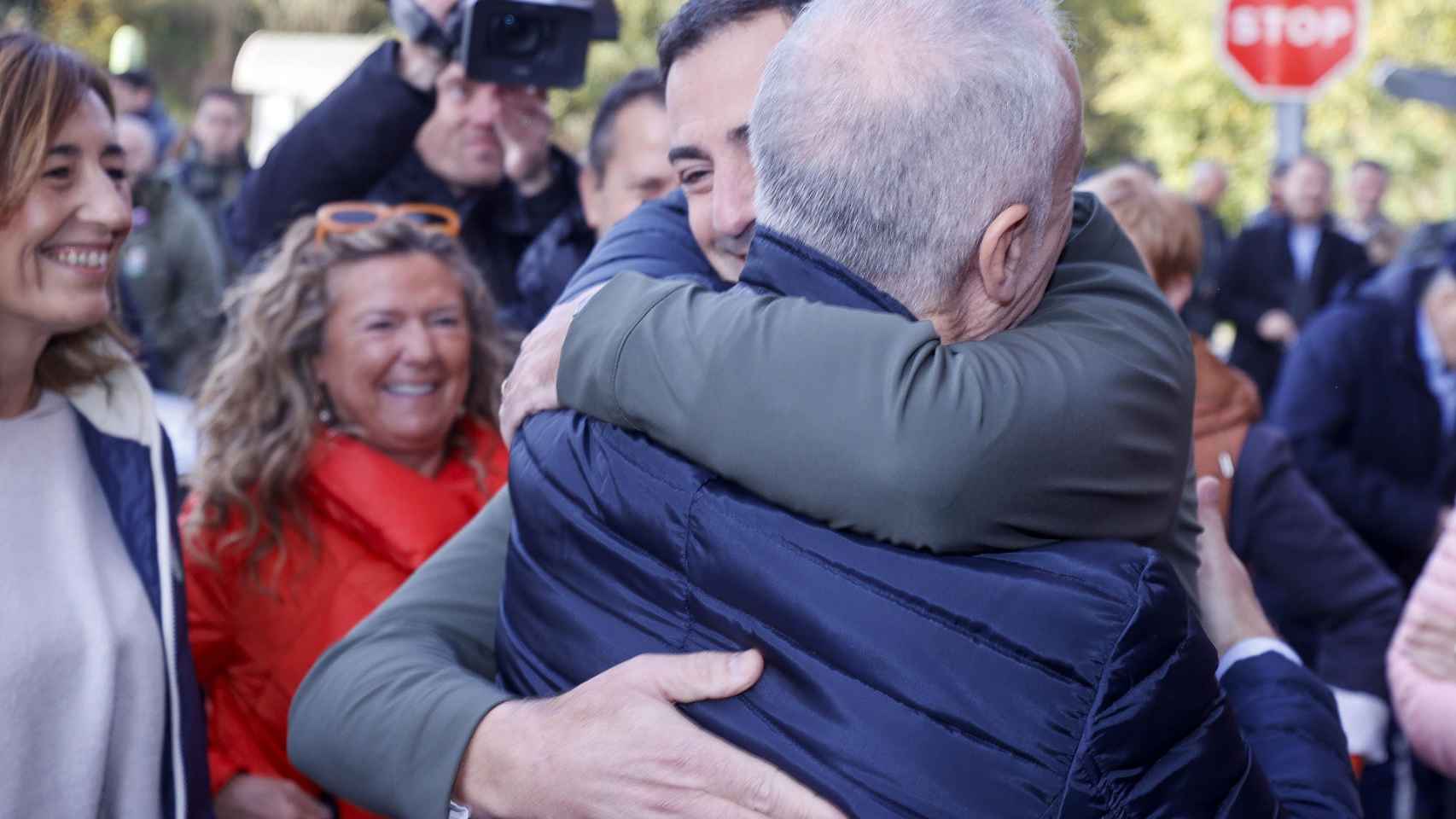 El candidato del PNV a lehendakari Imanol Pradales saluda al actual lehendakari Iñigo Urkullu / LUIS TEJIDO - EFE