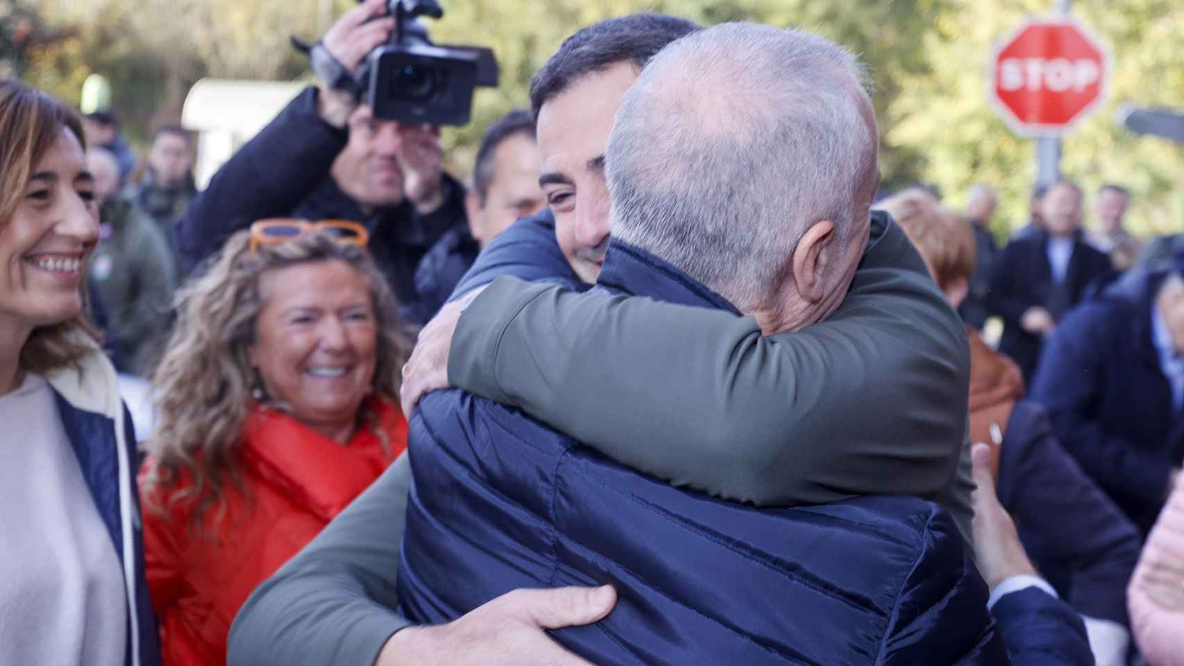 Imanol Pradales abraza a Iñigo Urkullu después de su anuncio como candidato del PNV a lehendakari / LUIS TEJIDO - EFE