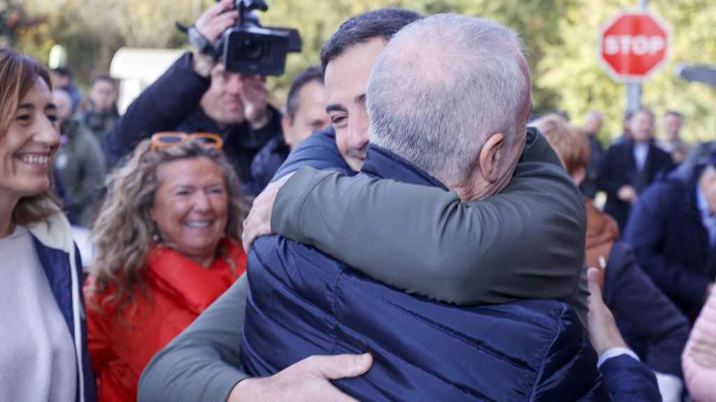 El candidato del PNV a lehendakari Imanol Pradales saluda al actual lehendakari Iñigo Urkullu / LUIS TEJIDO - EFE