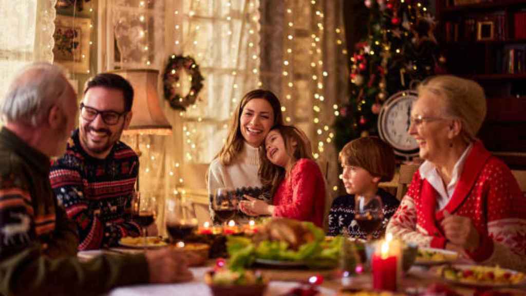 Una familia disfruta de las navidades.