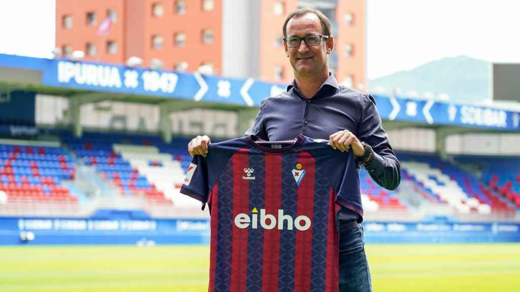 El entrenador Joseba Etxeberria posa con la camiseta del Eibar, que muestra la marca Hummel y el patrocinador Eibho