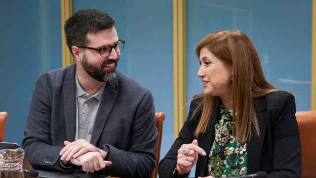 Gorka Álvarez Martínez (PNV) y María Jesús San Jose (PSE-EE) en la Comisión de Educación del Parlamento vasco  / L. Rico - EFE