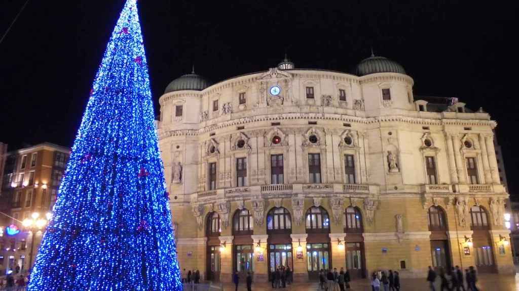 Un árbol de Navidad en el Teatro Arriaga, en Bilbao.