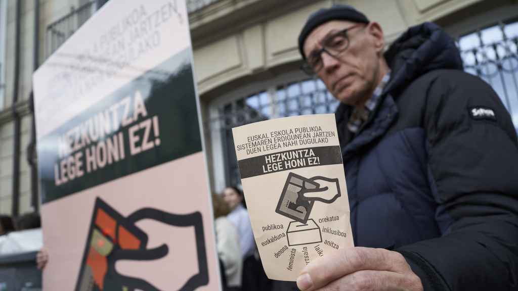 Miembros de la Plataforma Euskal Eskola Publikoaz Harro se han concentrado este miércoles para protestar contra la futura Ley de Educación / Adrián Ruiz Hierro - EFE