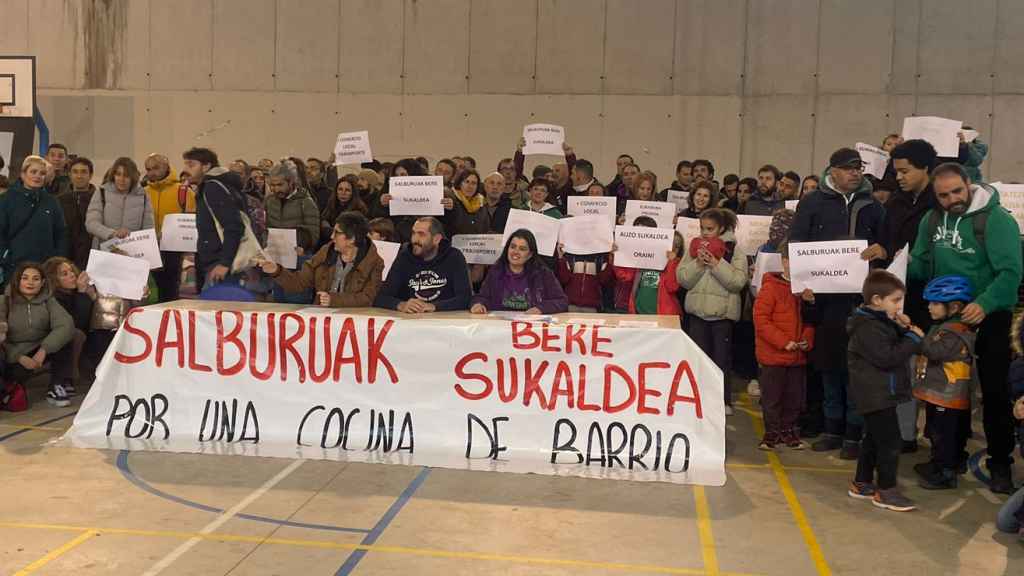 Un barrio de Vitoria exige a Educación una cocina profesional frente al modelo industrial