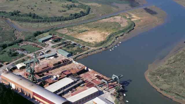 Vista aérea de los astilleros de Murueta, donde se prevé construir el Guggenheim de Urdaibai  /  IREKIA