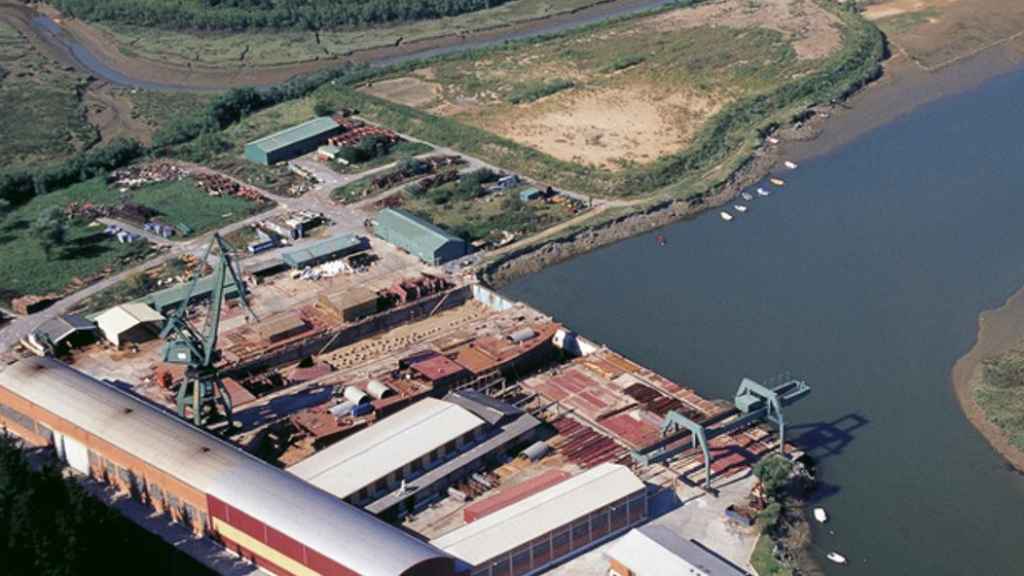 Vista aérea de los astilleros de Murueta, donde se prevé construir el Guggenheim de Urdaibai  /  IREKIA