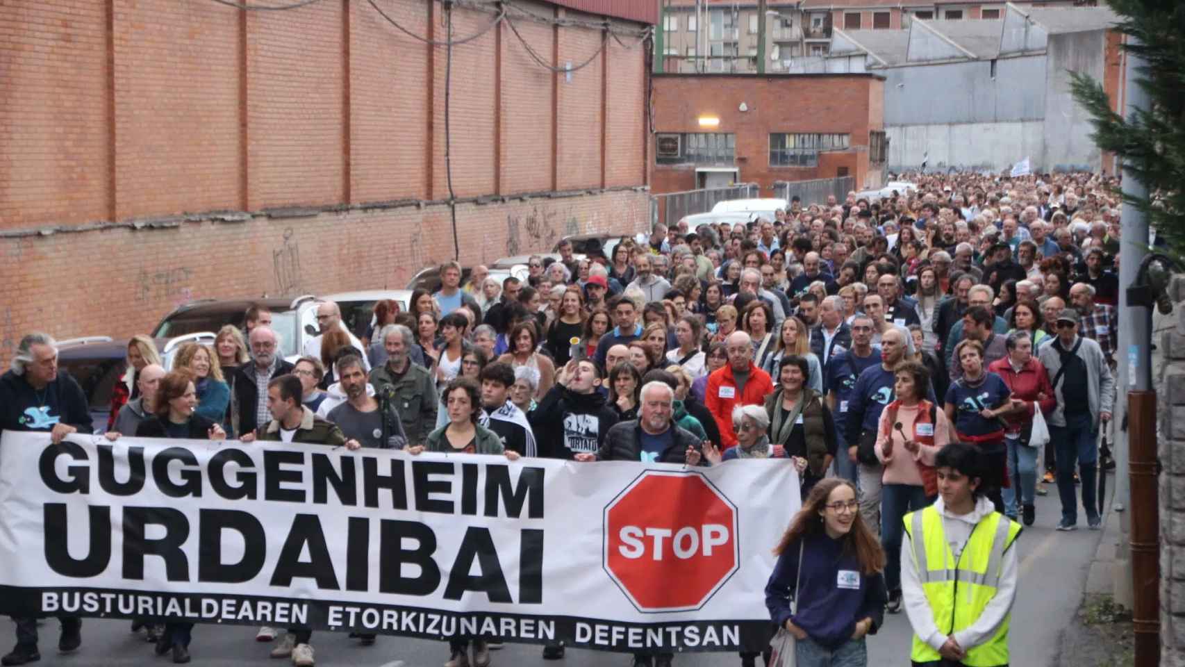 Manifestación en contra del Guggenheim de Urdaibai