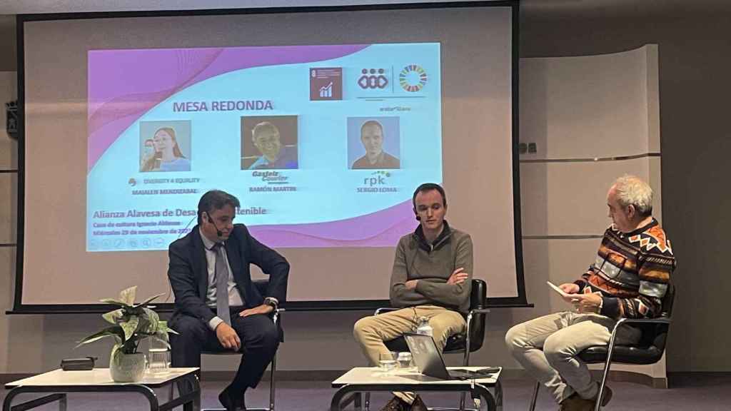 Mesa redonda en la jornada “Una nueva forma de hacer empresa, una economía sostenible” / Alianza Alavesa por el Desarrollo Sostenible