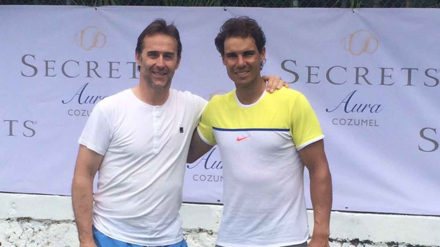 Julen Lopetegui y Rafa Nadal posan juntos en una de las pistas de tenis que tiene el Hotel  Secrets Aura Cozumel.