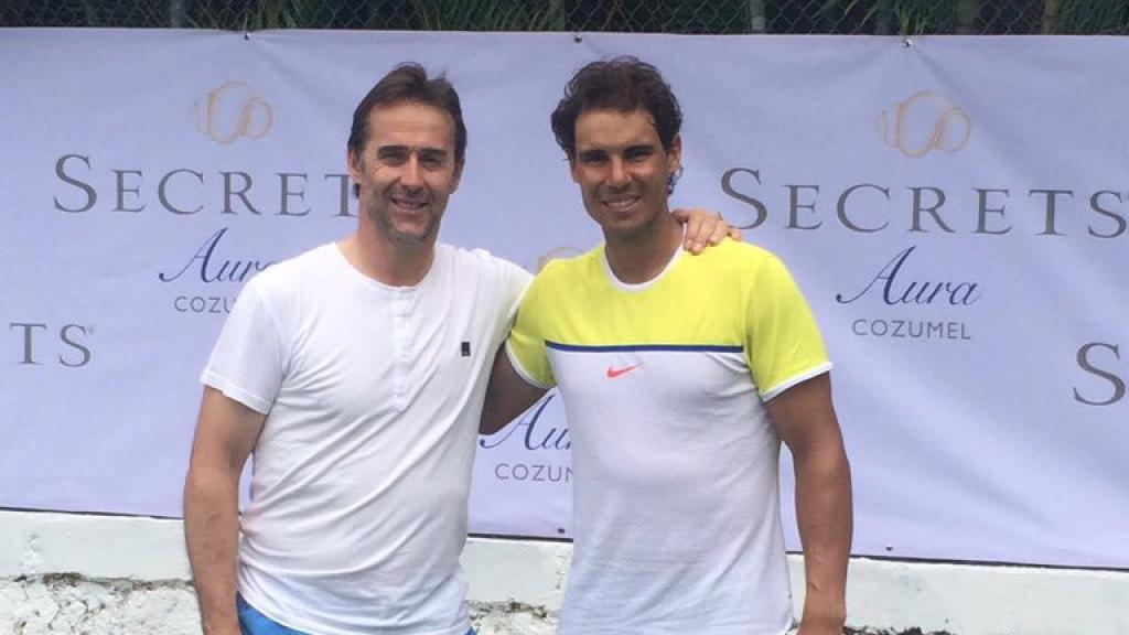 Julen Lopetegui y Rafa Nadal posan juntos en una de las pistas de tenis que tiene el Hotel  Secrets Aura Cozumel.