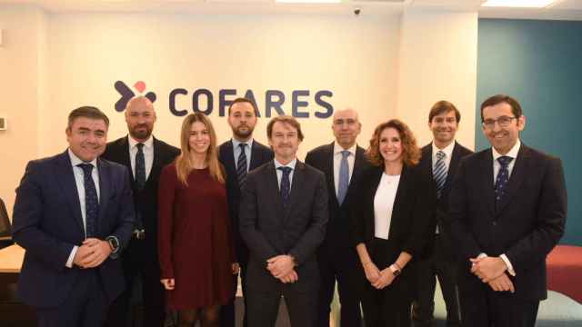 Mikel Gastearena, vicepresidente de Cofares junto con el equipo de la nueva oficina de crédito / COFARES