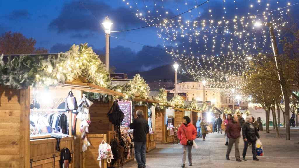 Ciudadanos visitan el Mercado de Navidad del Muelle de Ripa.