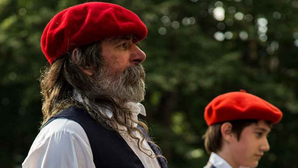 Dos hombres vascos a punto de realizar el baile tradicional vasco.