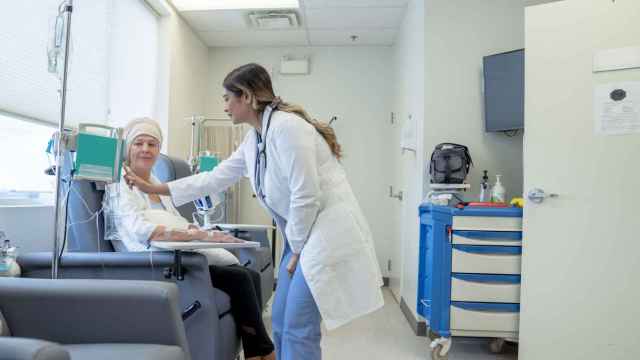 Una mujer recibe tratamiento médico para el cáncer / GETTY IMAGES
