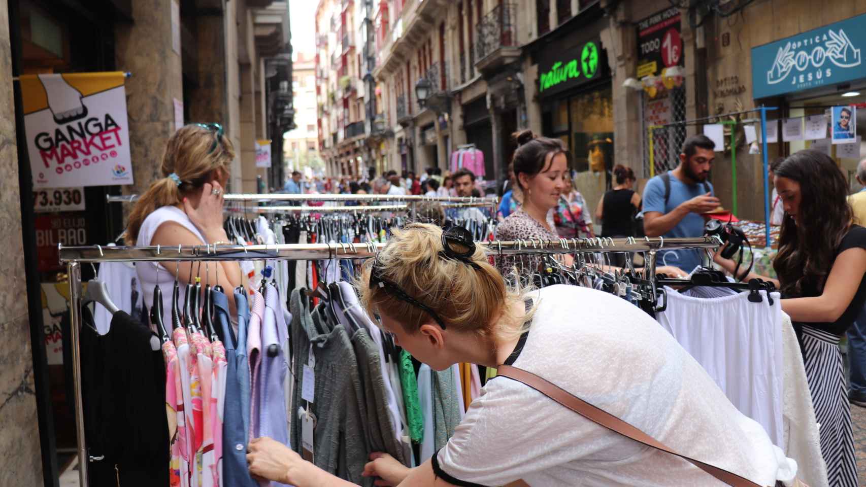 Calle de comercios en Bilbao / EP