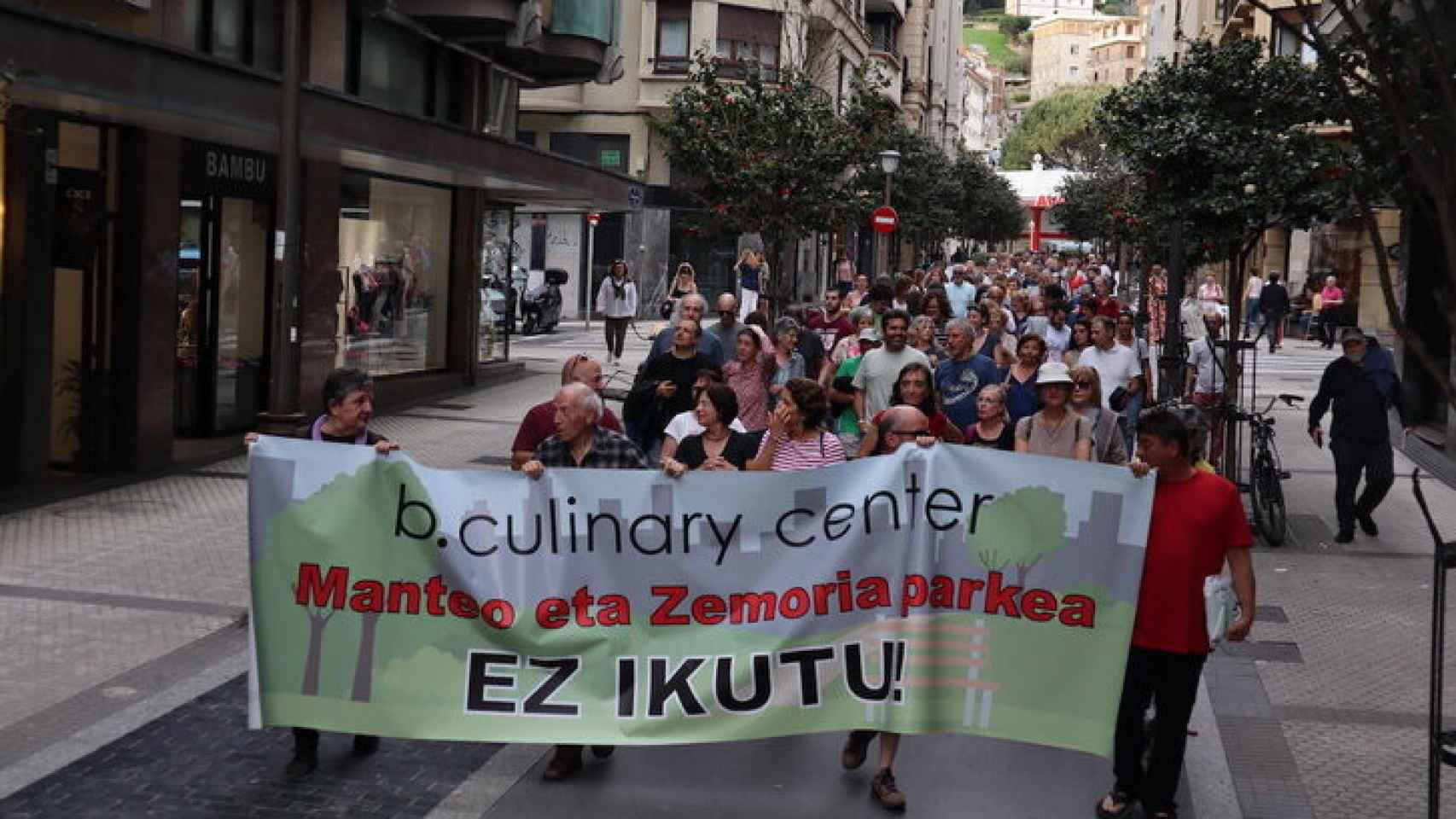 Decenas de ciudadanos de Donostia-San Sebastián se posicionan en contra de esta contrucción.