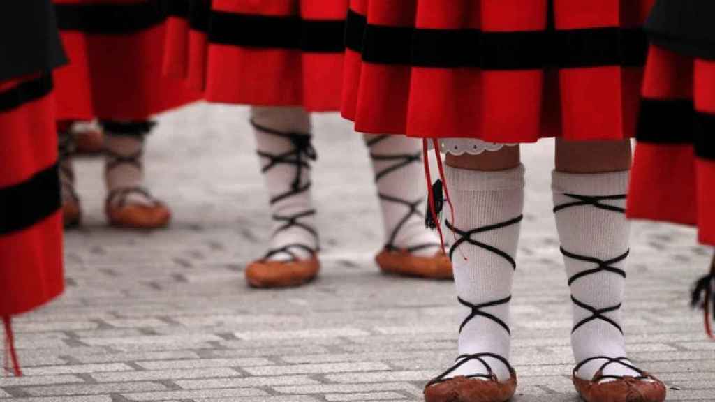 Unos vascos a punto de realizar el baile típico.