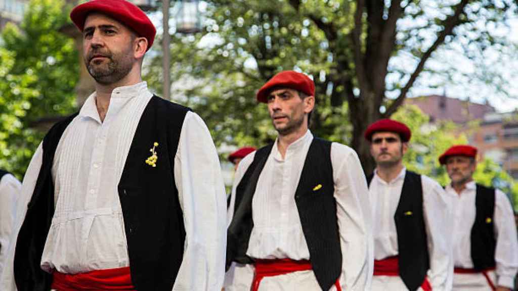 Hombres vascos con el traje tradicional.