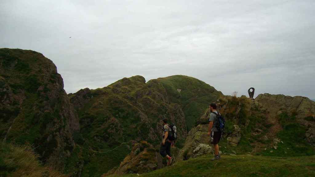 Dos amigos pasan el día en el monte de Peñas de Aia.