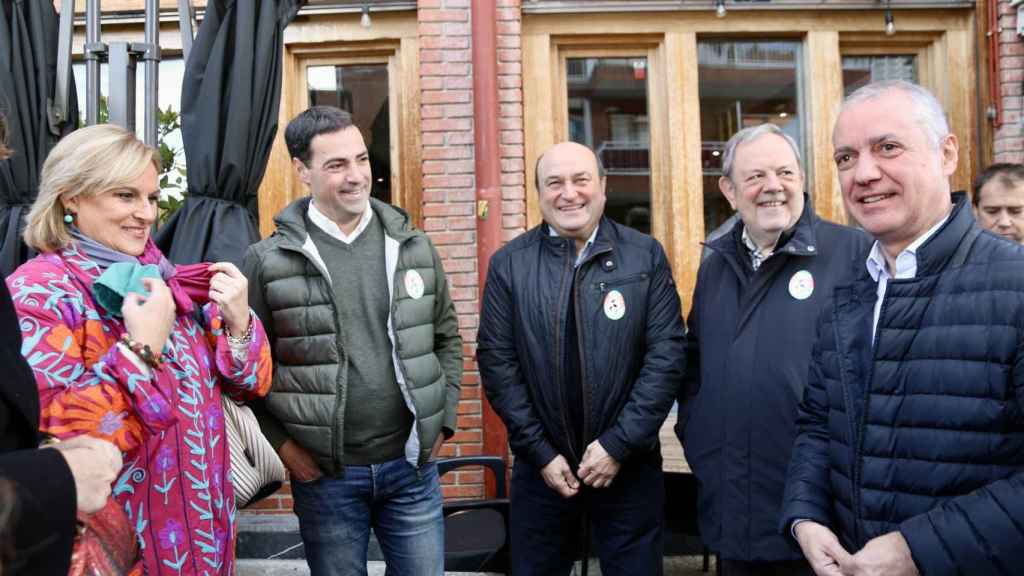 Itxaso Atutxa, Imanol Pradales, Andoni Ortuzar, Pedro Azpiazu e Iñigo Urkullu en Sukarrieta.