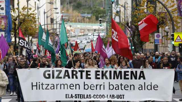 Cientos de trabajadores de la enseñanza concertada de Euskadi se han manifestado este lunes en Bilbao y en el resto de las capitales vascas en la primera jornada de huelga en demanda de mejoras laborales. EFE/Miguel Toñi