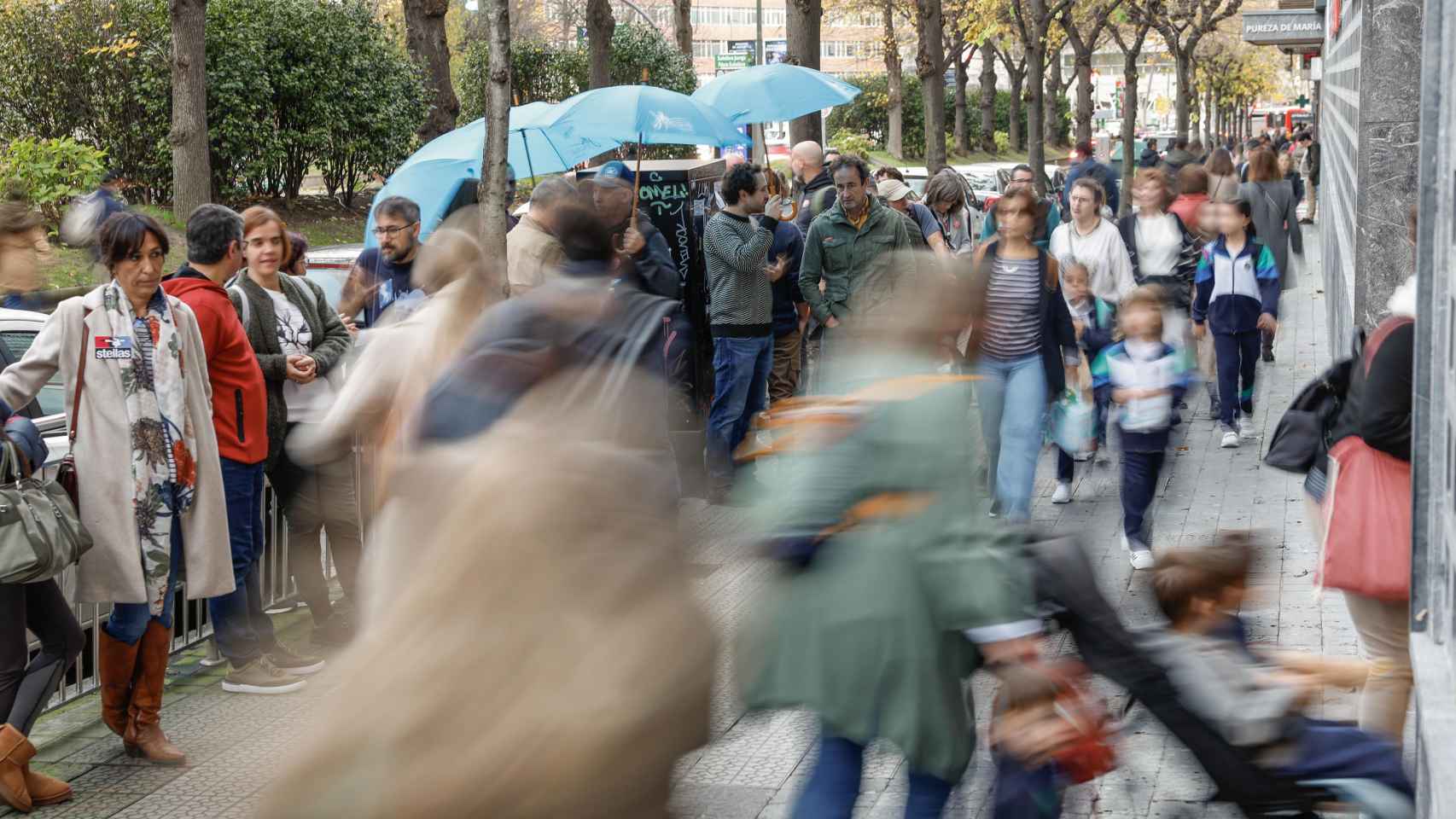 Un piquete informativo se concentra este lunes frente a un colegio en el centro de Bilbao en la primera jornada de huelga de la enseñanza concertada en Euskadi convocada por los sindicatos ELA, Steilas, LAB, CCOO y UGT. EFE/Miguel Toña