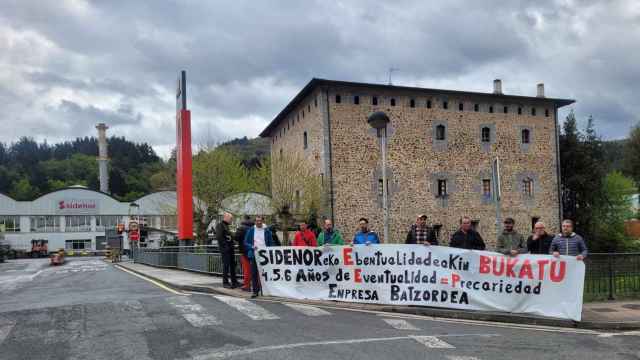 Movilización sindical a las puertas de la fábrica de Sidenor en Azkoitia
