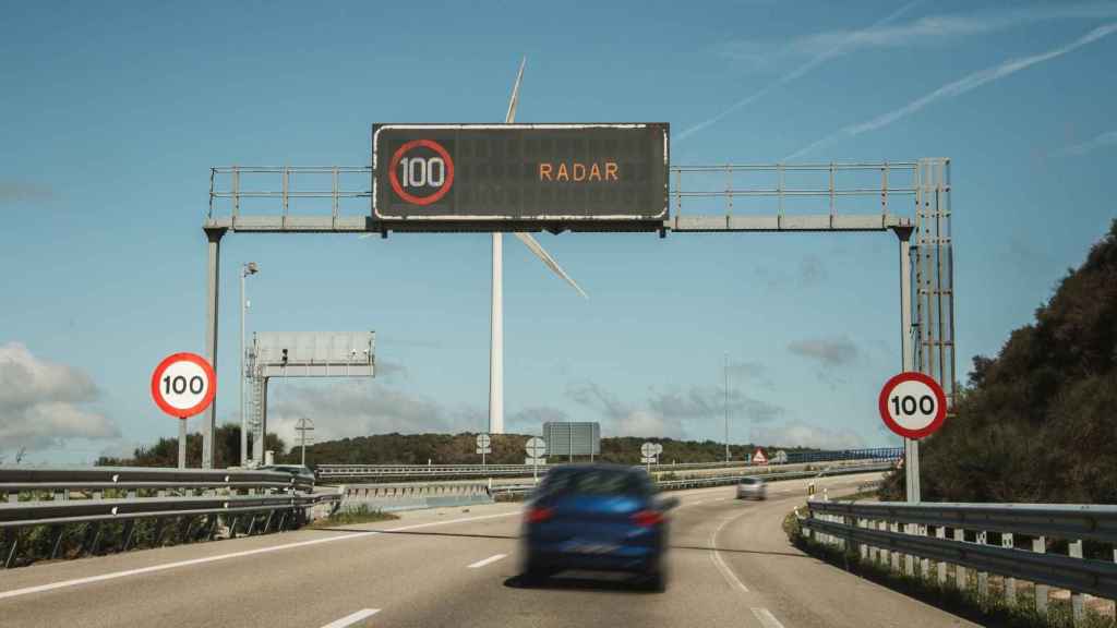 Un coche rebasa la velocidad permitida.