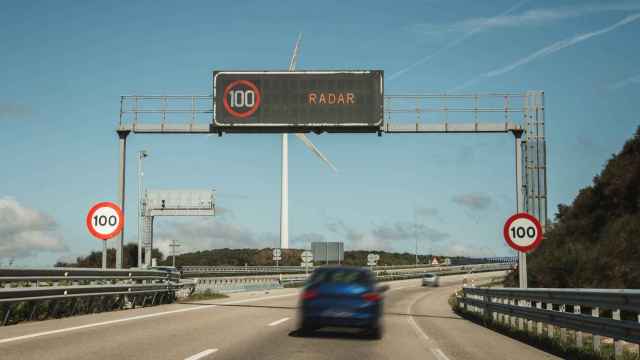 Un coche rebasa la velocidad permitida.