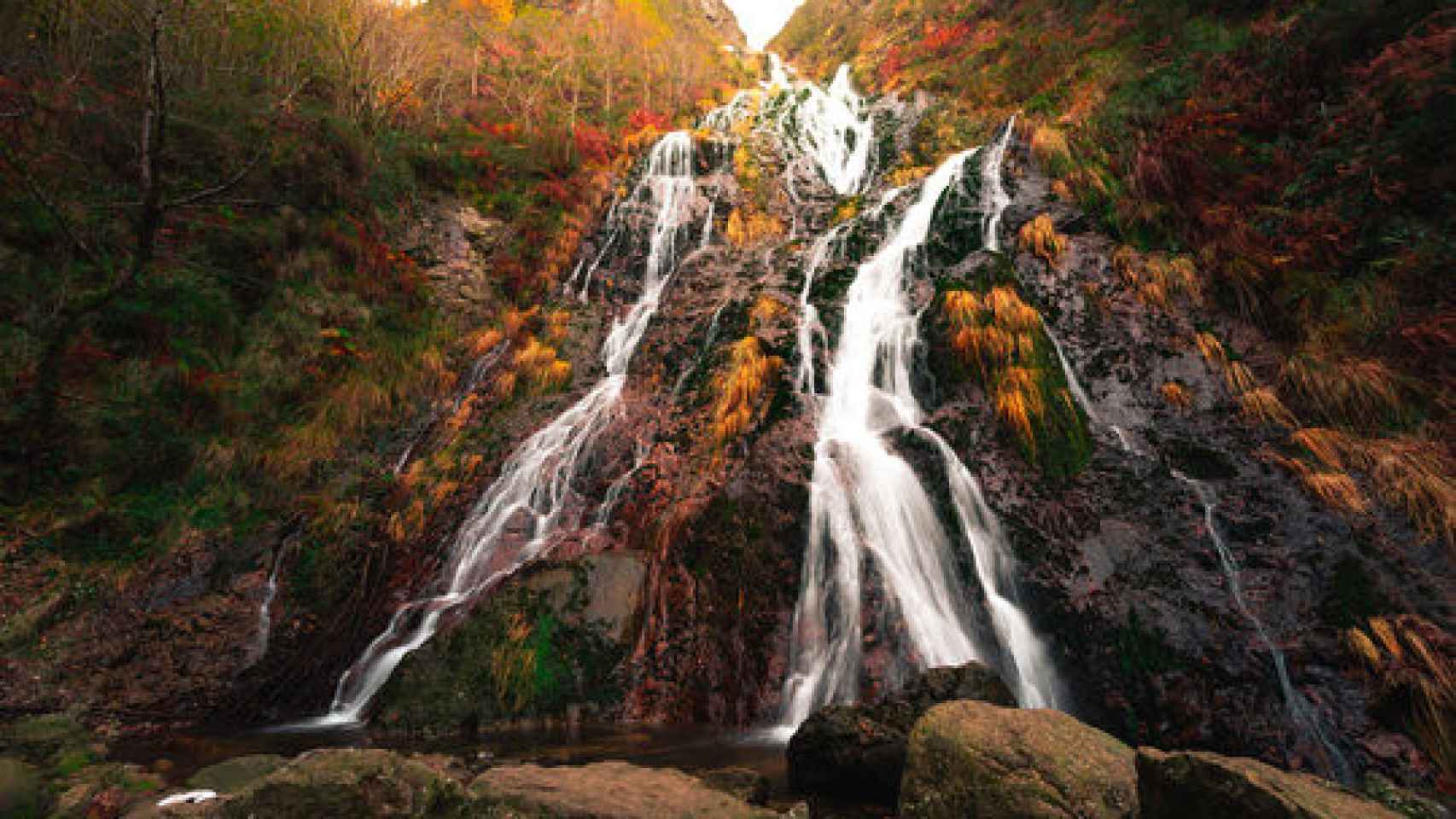 Una impresionante cascada en el Parque Natural de Peñas de Aia.