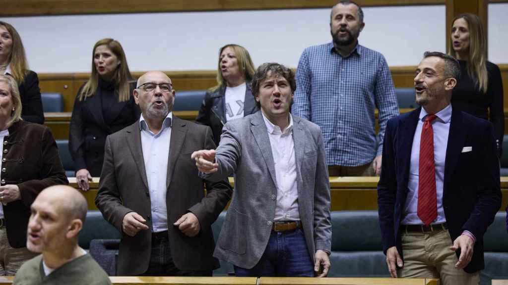 El secretario general del PSE-EE, Eneko Andueza, y el parlamentario, Ekain Rico, junto a otros miembros de la Cámara autonómica / Legeblitzarra