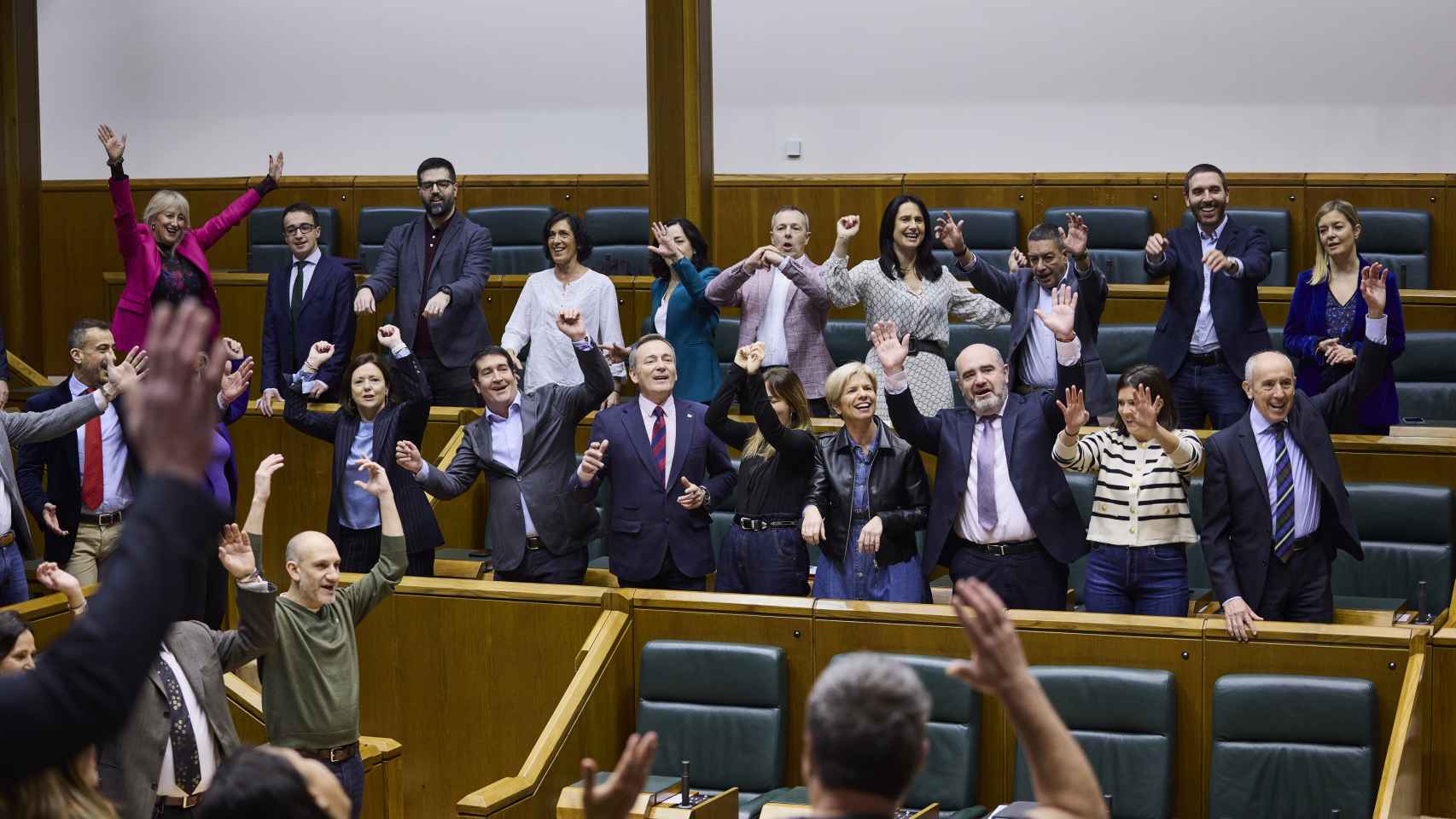 Los parlamentarios vascos cantan juntos contra el cáncer / Legebiltzarra