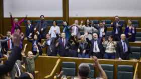Los parlamentarios vascos cantan juntos contra el cáncer / Legebiltzarra