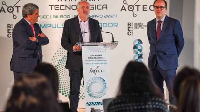 Los responsables de Aotec junto al director del BEC, Xabier Basañez