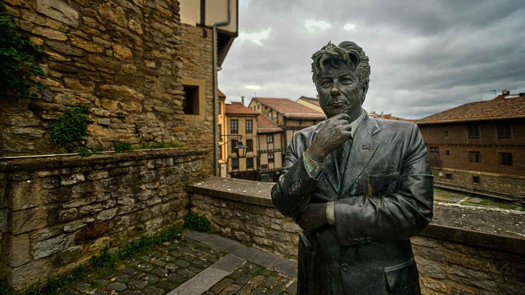 Estatua de Ken Follett, en Vitoria-Gasteiz.