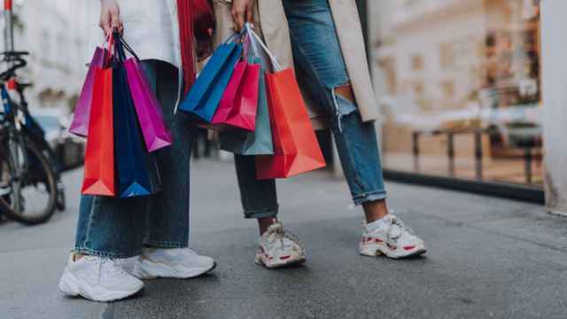 Un par de amigas se van de compras.