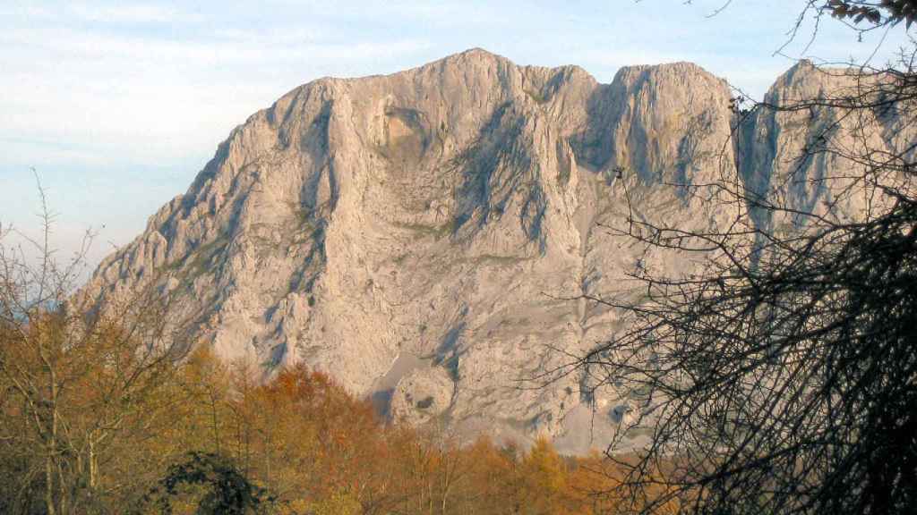 Mari de Anboto, en la cima del monte Alluitz.