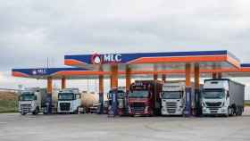 Varios camiones estacionados en una gasolinera situada en el eje Manzanares-Valdepeñas de la autopista A4.