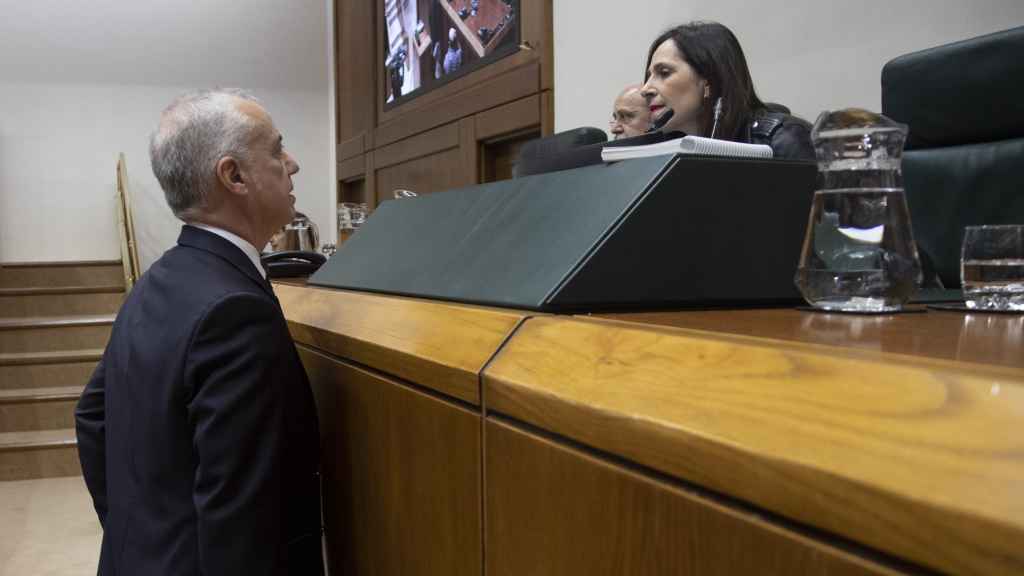 El lehendakari, Iñigo Urkullu habla con la presidenta del Parlamento, Bakartxo Tejeria, durante el último pleno de control de 2023 / Legebiltzarra