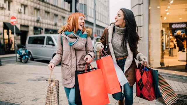 Dos mujeres salen contentas de comprar.