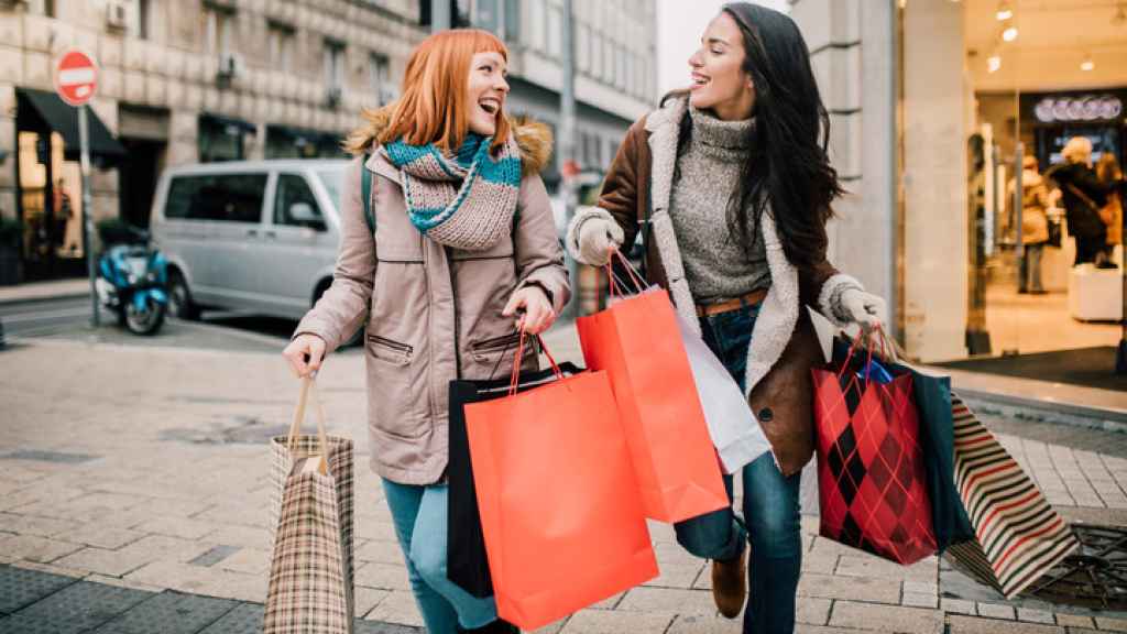 Dos mujeres se van juntas de compras.