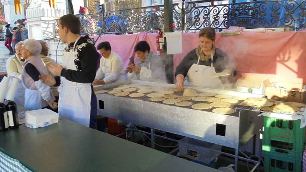 Una mujer elabora unos talos típicos en el Mercado de Santo Tomás.