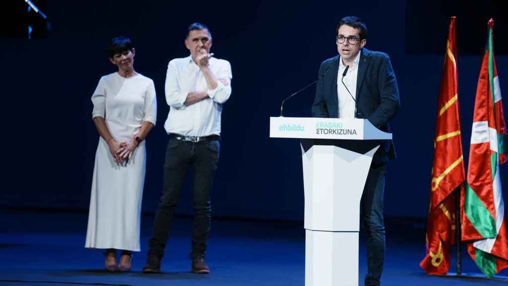 El candidato de EH Bildu a lehendakari, Pello Otxandiano, este domingo en Bilbao, junto a Arnaldo Otegi y Maddalen Iriarte